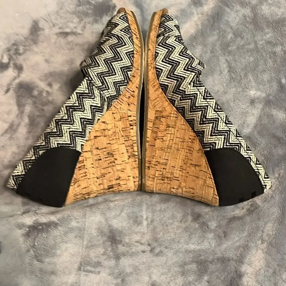 TOMS Women's Black/White Aztec Cork Wedges